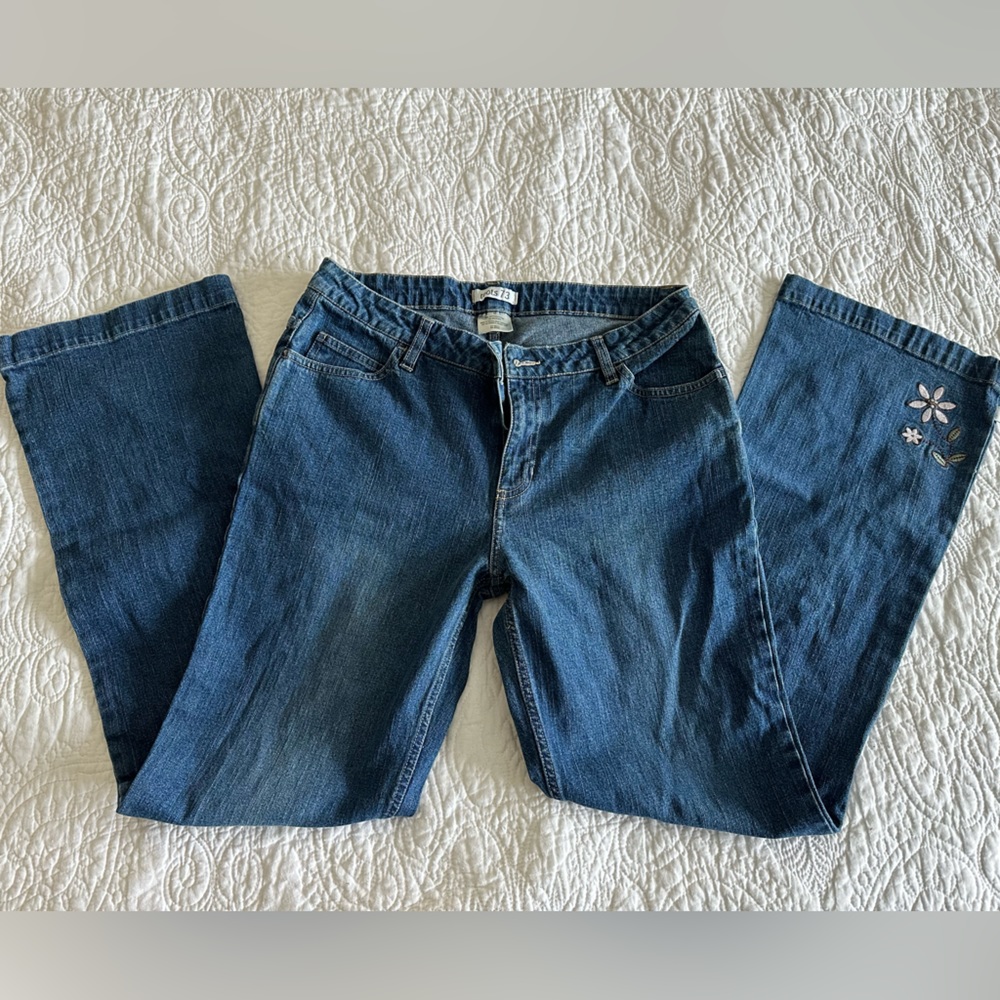 Roots embroidered jeans. Small flare.